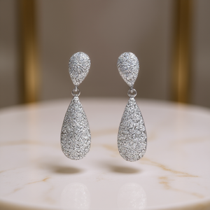 Orecchini Pendenti E2636 in Oro Bianco con Cristalli a Goccia e Micro Inserti di Strass, Gioielli di Lusso da Sposa per Donne - Product Image 2