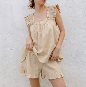Ensemble de pyjama deux pièces en coton et lin respirant, ample et confortable, avec garniture à volants, veste matelassée et short, pour un style décontracté. - Product Image 1