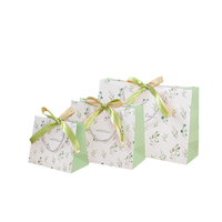 Sacs à provisions en papier de luxe écologiques poignées en carton imprimées sur mesure pour l'artisanat caractéristiques d'emballage de cadeau de bougie personnalisées