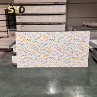Panneau mural décoratif en PVC écologique effet marbre avec options recyclables pour des projets de construction intérieure durables