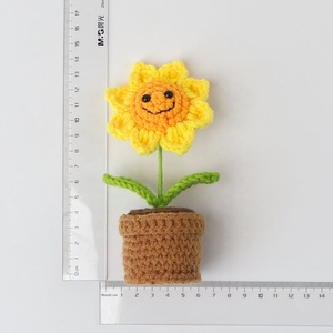 Ramo de simulación de girasoles, tulipanes y rosas tejidos a mano en maceta pequeña, decoración de escritorio, regalo de boda - Product Image 5