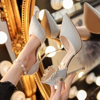 Chaussures élégantes pour femmes à bout pointu et talon chaton avec accents de perles et détails en strass