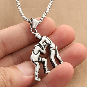 Collier pendentif lutteur en acier titane de style européen et américain, bijoux de mode en acier inoxydable pour hommes avec personnage de dessin animé - Product Image 3