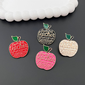 Broche créative en métal motif pomme, décoration de <span class=keywords><strong>sac</strong></span> <span class=keywords><strong>à</strong></span> <span class=keywords><strong>dos</strong></span>, cadeau <span class=keywords><strong>pour</strong></span> la Fête des Enseignants, épinglette en émail, badge métallique <span class=keywords><strong>pour</strong></span> la Semaine de la Reconnaissance des Enseignants - Product Image 1