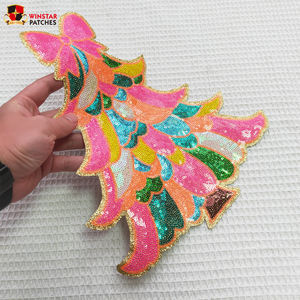 新しいカスタマイズされた卸売ホリデーボウクリスマスツリー大きなキラキラスパンコール刺繍スティックアイロンパッチ服 - Product Image 1