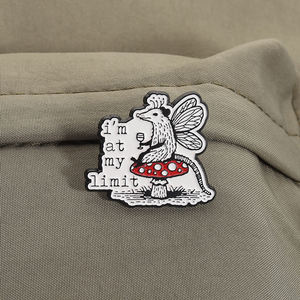 蝴蝶翅膀的负鼠坐在蘑菇珐琅别针上我在我的极限有趣的胸针翻领徽章珠宝批发 - Product Image 3