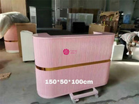 Comptoir de réception moderne en bois de couleur rose avec ligne dorée pour hôtel, hôpital, appartement, école