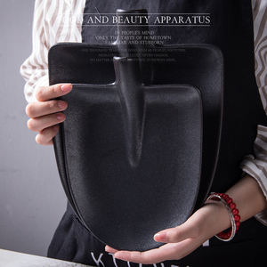<span class=keywords><strong>Assiette</strong></span> à dîner en céramique noire mate en forme de bêche irrégulière de conception créative pièce maîtresse pour <span class=keywords><strong>le</strong></span> <span class=keywords><strong>restaurant</strong></span> - Product Image 2