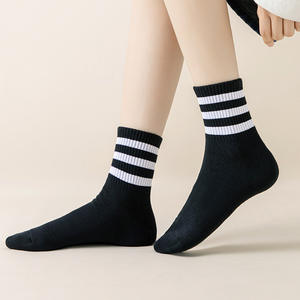 Chaussettes d'équipage de base blanches unies Chaussettes d'école en coton pour enfants Chaussettes à bandes pour garçons et filles - Product Image 3