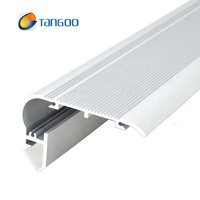 Profilé en aluminium extrudé pour nez de marche, montage en surface