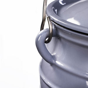 Cocotte en fonte émaillée à trois pieds avec poignée en fil métallique pour cuisson en extérieur - Product Image 2