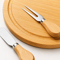 Plateau de service rond en bois de petite taille avec outils en acier inoxydable, plateau à fromage en bambou personnalisé avec logo pour cadeau de mariage ou de fête