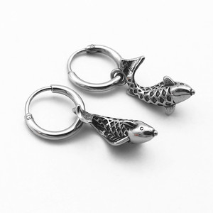 Pendientes de aro con diseño de pez Koi de Yunnique, diseño geométrico de acero de titanio, para uso diario - Product Image 2