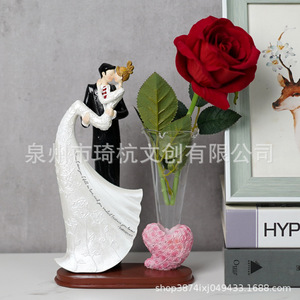 Figura de resina de pareja de novios con jarrón de rosas, adorno para regalo de San Valentín. - Product Image 2