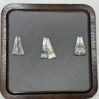 Fabricant d'accessoires de bijoux en coquillages naturels, coquillages nacrés noirs, motifs sculptés de manière complexe, boucles d'oreilles, pendentifs, artisanat DIY