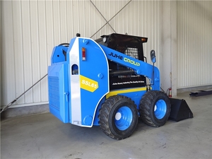 Minicargadora JH60 Compacta para Construcción, Paisajismo y Agricultura con Radio de Giro Reducido y Accesorios Intercambiables - Product Image 6