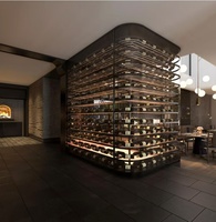 Cave à vin modulaire de luxe en métal, acier inoxydable, moderne, avec verre incurvé, éclairage intérieur blanc, capacité de 50 à 119 bouteilles