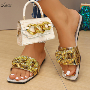 Sandali piatti da donna <span class=keywords><strong>con</strong></span> fibbia grande e catena, in PU <span class=keywords><strong>con</strong></span> motivo a pietra, comodi, per l'estate 2026, scarpe da spiaggia <span class=keywords><strong>con</strong></span> set borsa coordinata - Product Image 3