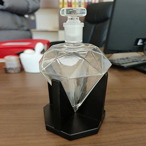 850ml ダイヤモンド型ガラス製ウイスキーグラス、プラスチックベース付きの工場卸売。 - Product Image 1