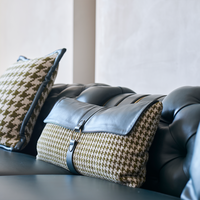 Canapé modulaire en cuir de luxe italien au design original, avec boutons, pieds en acier inoxydable et rembourrage en éponge, idéal pour hôtels et villas.