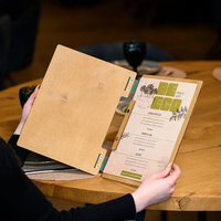 Porte-menu en bois luxueux et personnalisé pour bar et restaurant, avec couverture en contreplaqué sculptée avec un logo coloré, relié par vis.