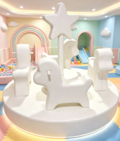 Weißes Softplay-Karussell mit Drehpferden, Spielplatz-Drehrutsche für Geburtstagsfeiern und Spielzentren