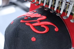 Máquinas de Bordar Comerciales HOLiAUMA de Doble Cabezal con 10 Años de Garantía de Calidad, para Gorras, Camisetas y Bordado Plano, de Fábrica Holiauma - Product Image 2