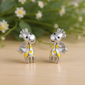 Orecchini a perno con giraffa cartone animato, in argento 925 placcato oro bianco, da donna, per tutti i giorni, con incastonatura a castone e accento di perle - Product Image 2