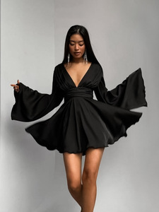 Primavera ed estate satinato nero sexy con scollo <span class=keywords><strong>a</strong></span> V maniche <span class=keywords><strong>a</strong></span> forma di <span class=keywords><strong>campana</strong></span> abito aderente multifunzionale <span class=keywords><strong>gonna</strong></span> corta da donna - Product Image 2