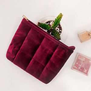 Sac de toilette personnalisé en velours suédé matelassé et rembourré pour femme, idéal pour le maquillage et les voyages - Product Image 5