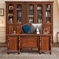 Bureau de style américain en bois massif sculpté avec plusieurs tiroirs et un grand espace de rangement, idéal pour une salle d'étude ou comme bureau d'ordinateur
