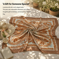 Écharpe en soie twill haute densité 100% soie de mûrier, ourlet roulé à la main, motif floral de luxe, carré, par un créateur