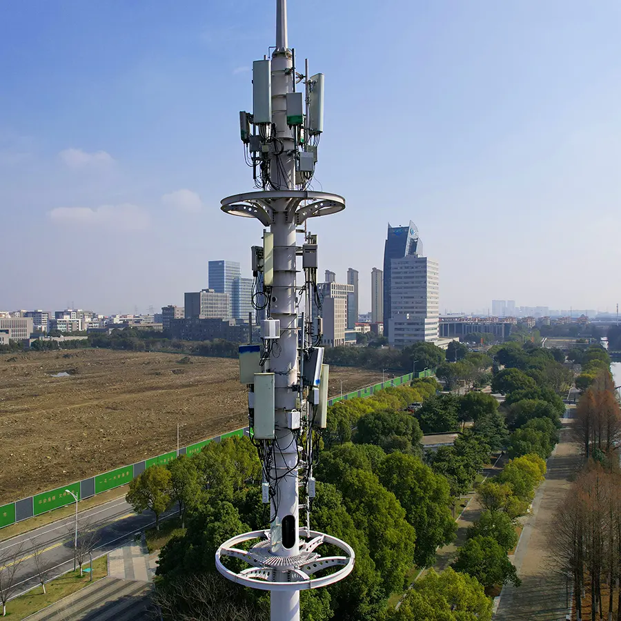 Menara telekomunikasi telepon seluler listrik dan tiang monool