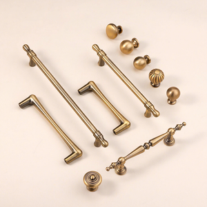 Poignées et boutons de meubles vintage français rétro de style américain en laiton finition brossée pour tiroirs, portes de placard et armoires - Product Image 3