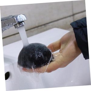 Éponge Konjac 100% naturelle noire en forme de demi-boule pour le visage et le corps, avec des propriétés nettoyantes et hydratantes en profondeur - Product Image 3