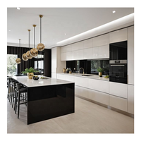 Îlot de cuisine de luxe en pierre de quartz japonaise, plan de travail sans poignée, évier intégré, lave-vaisselle, armoire de cuisine noire