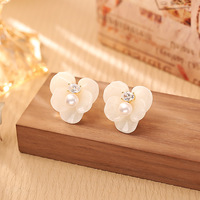 Anting Bunga Empat Kelopak Segar Musim Semi dan Musim Panas, Anting Zirkon Serbaguna untuk Kerja dan Santai dengan Sentuhan Lembut Seperti Air