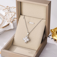 Collier en acier inoxydable 18 carats plaqué or de jour de fantaisie avec pendentif papillon bijoux de tour de cou de perle d'imitation de conception de diamant brillant