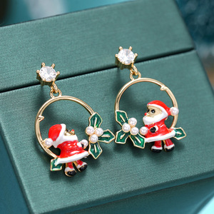 Orecchini a perno con perle sintetiche smaltate a forma di ghirlanda di Babbo Natale per donna, gioielli di moda natalizi - Product Image 5
