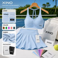 Ensemble de sport 2 pièces uni pour femme, avec brassière de sport dos nageur froncée à l'avant et jupe-short fluide taille haute avec short intégré, extensible dans quatre directions