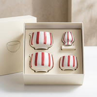Ensemble de préparation de matcha en porcelaine à rayures verticales modernes, emballé dans un coffret cadeau, bol à matcha, fouet, support, kit de cérémonie du thé