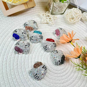 Bracelet populaire en perles acryliques colorées avec breloque chat mignon et strass, compatible avec les coques de téléphone et les porte-clés, idéal pour la création de bijoux. - Product Image 3
