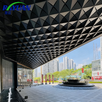 Plafond suspendu en aluminium en forme de losange sur mesure - Panneaux acoustiques perforés pour bar restaurant