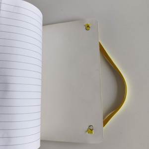 สมุดโน้ตปกอ่อนแบบกำหนดเองขายส่ง ขนาด 12.4*17.<span class=keywords><strong>2</strong></span> ซม. พร้อมการพิมพ์ลายวิบวับบนปก ยางยืดรัดปก สีเหลือง - Product Image 6