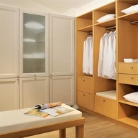 Sistem Lemari Walk-In Modern Warna Putih Krem & Kayu Terang, Desain Shaker Farmhouse Modern dengan Pintu Panel Kaca & Ruang Gantung Terbuka