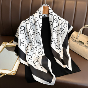 Sciarpa <span class=keywords><strong>di</strong></span> <span class=keywords><strong>Seta</strong></span> <span class=keywords><strong>di</strong></span> Lusso da Donna con Stampa Geometrica Monogramma <span class=keywords><strong>Bianco</strong></span> e Nero, <span class=keywords><strong>Foulard</strong></span> Quadrato Grande 90cm per Hijab Musulmano e Accessorio per Capelli - Product Image 1