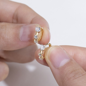 ต่างหูเพชรทองคำขาว 18K รุ่น MSE-951 จาก Messi Jewelry สำหรับผู้หญิง - Product Image 6