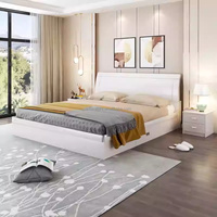 Ensembles de meubles de chambre modernes et économiques : lit de rangement avec tables de chevet, armoire coulissante et coiffeuse pour appartement studio