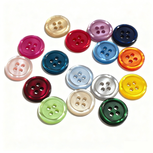 כפתורי שרף לתפירה עם 4 חורים, בעיצוב מודרני עם לוגו מובלט בצורת לב, יהלום וכוכב, כפתורים מהודרים לבגדי ילדים. - Product Image 3