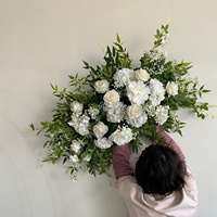 Composition florale populaire pour mariage, roses et hortensias artificiels, chemin de table blanc et rose pour la décoration d'événements et de fêtes